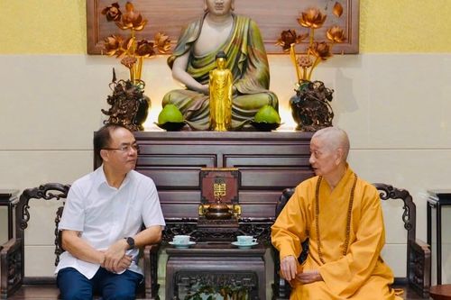 Lãnh đạo Bộ Nội vụ, Ban Tôn giáo Chính phủ thăm Đức Pháp chủ GHPGVN