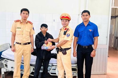 CSGT kịp thời cứu người bất tỉnh trên đường