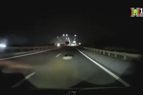 Lốp xe nằm giữa cao tốc