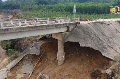 Mố cầu Cồn Cùng hở toác sau mưa lũ