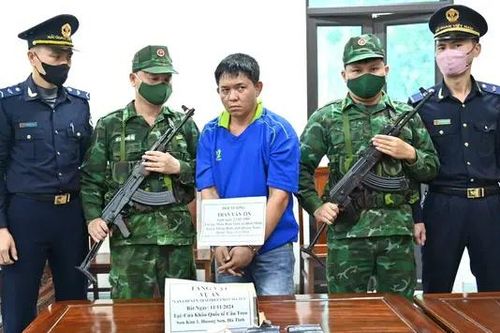 Bắt đối tượng vận chuyển súng và ma túy qua biên giới