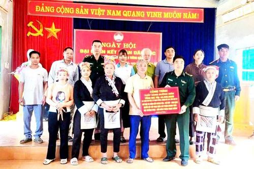 Trao tặng công trình 'Thắp sáng đường biên' cho người dân biên giới Trịnh Tường