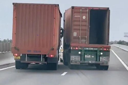 Clip: 2 ô tô tải rượt đuổi, chèn ép nhau trên cao tốc và cái kết 'vào đồn'