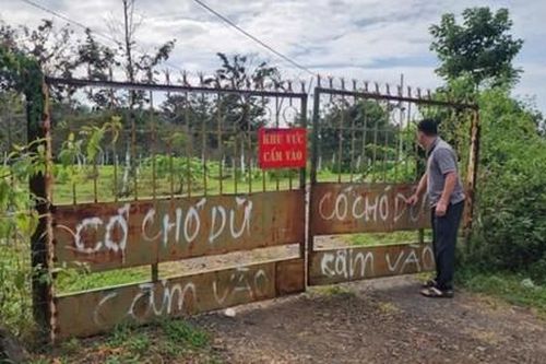 Hoãn cưỡng chế công trình trên sân golf của gia đình giám đốc ngân hàng vì... đàn chó dữ!