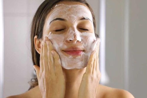 Lấy lượng sữa rửa mặt bao nhiêu là đủ?