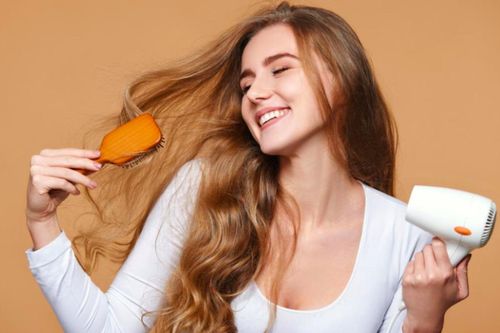 Nên sấy tóc hay để tóc khô tự nhiên sau khi gội?