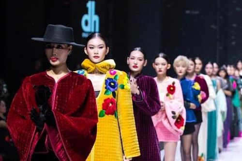 Rực rỡ, mãn nhãn với những bộ sưu tập của Tuần lễ thời trang quốc tế thu đông 2024