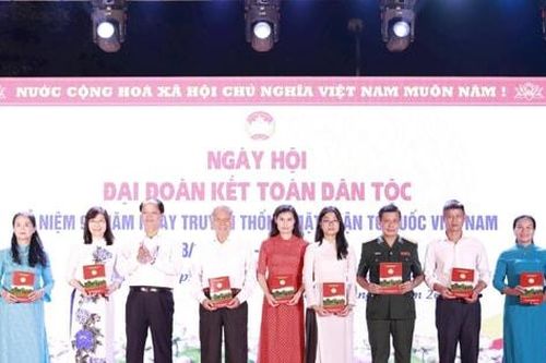 Đồng chí Nguyễn Doãn Toản dự Ngày hội Đại đoàn kết toàn dân tộc tại quận Long Biên