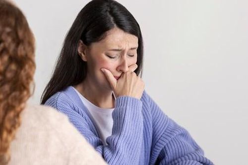 Chị dâu ngày nào cũng ăn cơm với nước mắm, tôi dò hỏi nguyên nhân thì chị bực bội đập bàn nói ra một sự việc tày trời