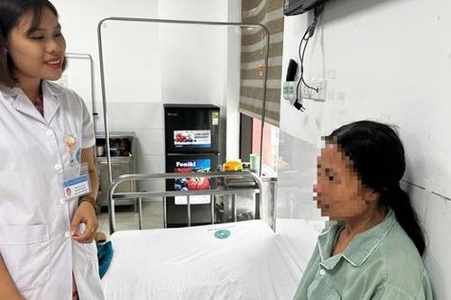 Người phụ nữ 50 tuổi ở Hà Nội đeo hậu môn nhân tạo suốt 9 năm do thói quen nhiều người hay mắc phải