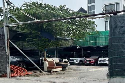 Hà Nội: Bãi xe không phép ngang nhiên dựng rào, quây tôn trên khu đất rộng hàng ngàn m2 ở Hoài Đức