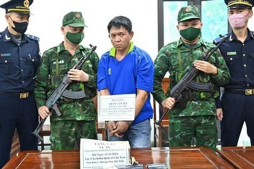 'Cõng' ma túy cùng súng quân dụng qua biên giới