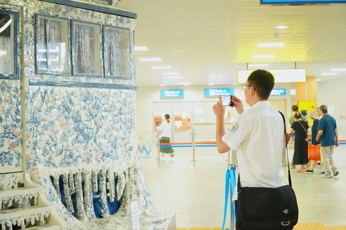 'Năm giờ sáng, Hà Nội thức giấc': Tác phẩm nghệ thuật độc đáo tại ga metro Cầu Giấy