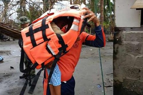 Bão Usagi đổ bộ Philippines, hàng ngàn người phải sơ tán