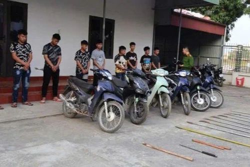 Khởi tố 2 nhóm thanh thiếu niên đem theo hung khí gây rối trật tự công cộng