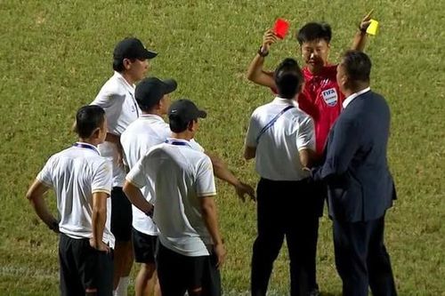 HLV Quảng Nam nhận thẻ đỏ, kêu gọi cầu thủ bỏ trận ở V-League