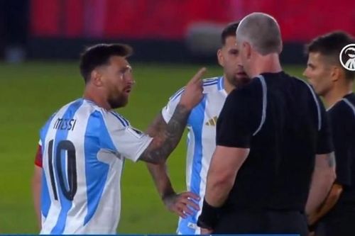 Messi tức giận, chỉ thẳng mặt trọng tài
