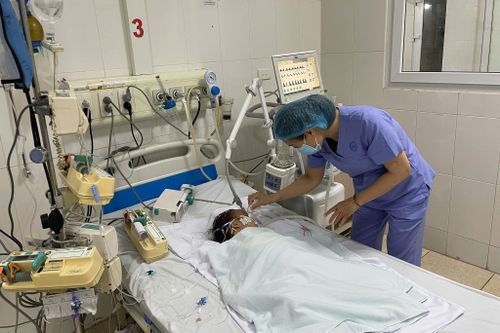 Bác sĩ Việt Nam cứu sống bệnh nhi Lào bị nhiễm trùng huyết