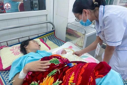 Bác sĩ hiến máu khẩn cấp cứu sản phụ sốt xuất huyết nguy kịch