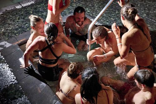 Diện bikini đi họp - xu hướng bùng nổ mới của giới công nghệ