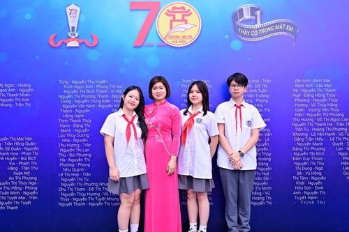 Học sinh Hà Nội chia sẻ câu chuyện xúc động về cô giáo chủ nhiệm