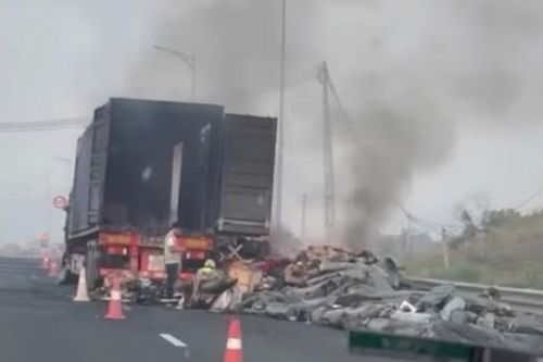Quảng Ninh: xe container bốc cháy dữ dội sau va chạm