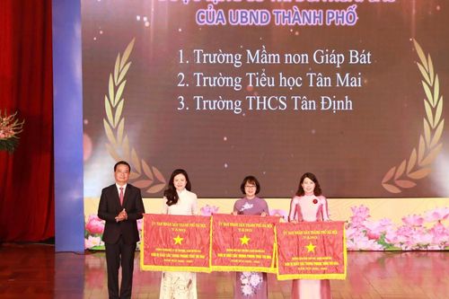 Khen thưởng 30 tập thể, cá nhân xuất sắc ngành giáo dục Hoàng Mai