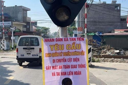 Nguy hiểm tiềm ẩn từ cột đèn tín hiệu đường sắt nằm giữa đường