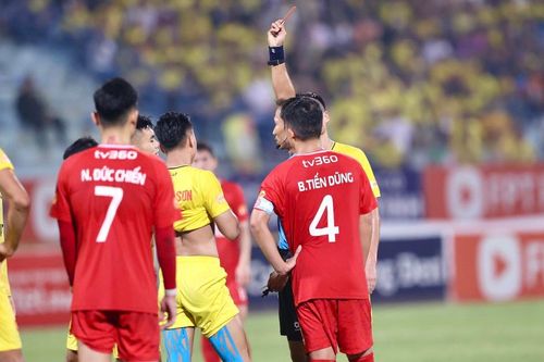 VAR khiến trọng tài bẻ còi, Thanh Hóa thắng kịch tính Viettel trong thế 10 người