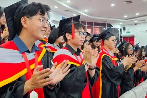 Điều kiện hưởng chính sách thu hút, tạo nguồn cán bộ