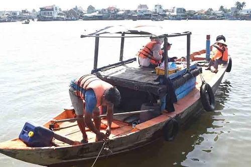 Cần bảo đảm an toàn cho người dân khi qua lại bến phà Tam Hải