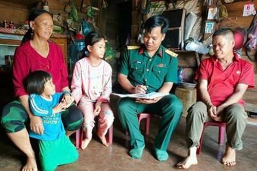 Các anh về rộn ràng xóm nhỏ