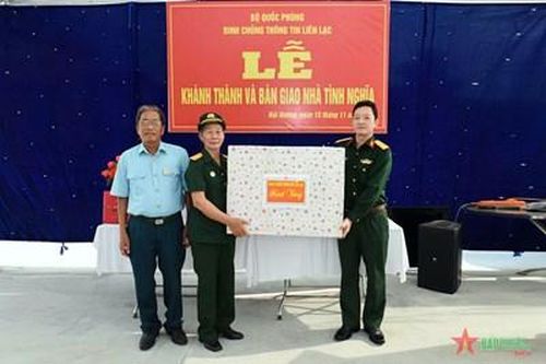 Binh chủng Thông tin liên lạc trao Nhà tình nghĩa tặng đối tượng chính sách