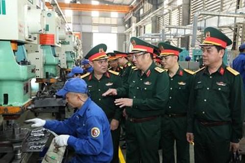 Thượng tướng Phạm Hoài Nam làm việc tại Nhà máy Z183