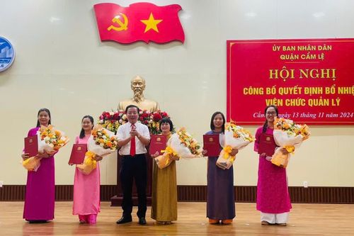 Chủ tịch UBND quận Cẩm Lệ công bố quyết định bổ nhiệm 5 Phó Hiệu trưởng