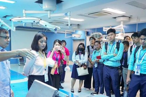 Các đại biểu Tàu Thanh niên Đông Nam Á 2024 tham quan, học tập tại trường ĐH Y Dược TP. HCM