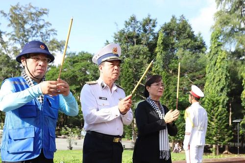Đoàn đại biểu TPHCM dâng hương tưởng nhớ các anh hùng liệt sĩ và tặng quà quân dân ở Côn Đảo
