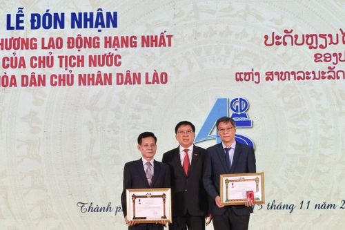 NXB Giáo dục tại TPHCM nhận Huân chương Lao động hạng Nhất của Lào