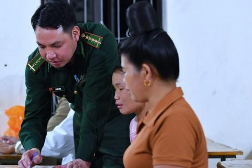 'Thầy giáo' mang quân hàm xanh gieo chữ nơi rẻo cao