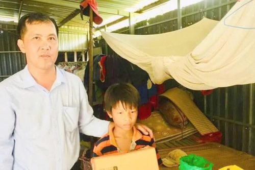 Người thầy 17 năm cần mẫn dạy tiếng Anh cho học trò vùng tây nam Tổ quốc