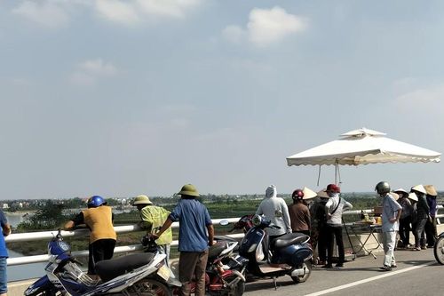 Người phụ nữ bị trầm cảm cứa cổ ông nội rồi nhảy cầu tự tử