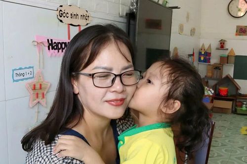 Cô giáo mầm non đam mê sáng tạo làm đồ dùng dạy học