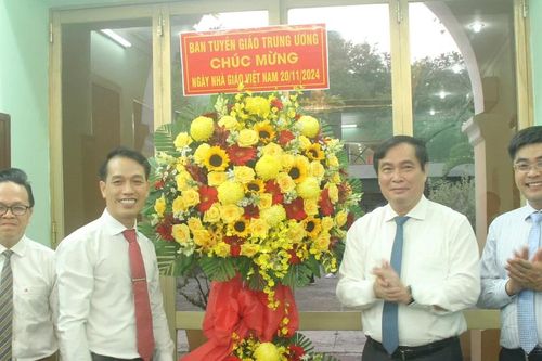 Ban Tuyên giáo Trung ương chúc mừng Trường THPT chuyên Trần Đại Nghĩa dịp 20/11
