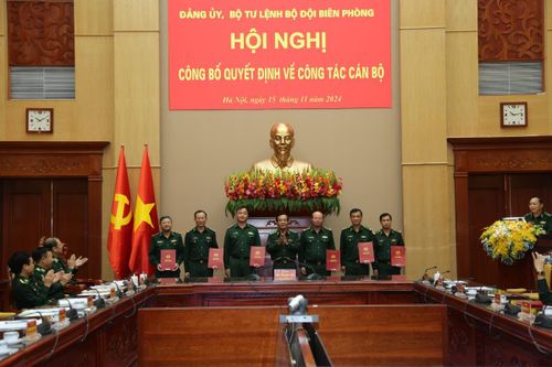 Trao các quyết định về công tác cán bộ của Cục Hậu cần-Kỹ thuật BĐBP