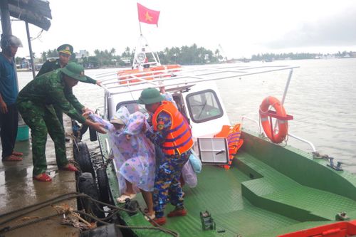 Phà hỏng, hàng ngàn người dân được BĐBP Quảng Nam dùng ca nô đưa đón