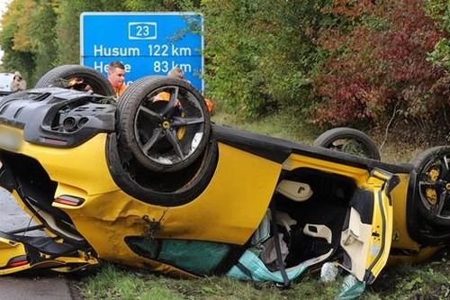 Cụ bà 84 tuổi lái siêu SUV Ferrari lật ngửa trên cao tốc