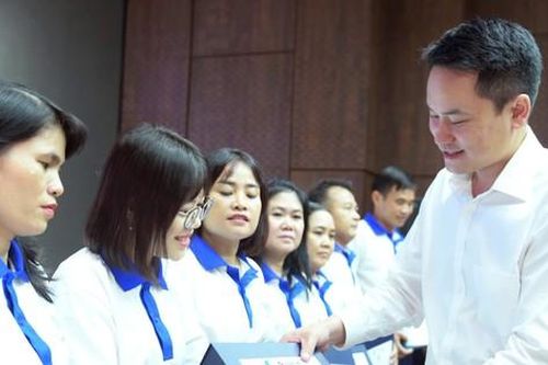 Trao sổ tiết kiệm cho 60 giáo viên tiêu biểu 'Chia sẻ cùng thầy cô' năm 2024