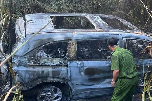 Xe ô tô cháy rụi dưới chân đèo ở Lâm Đồng
