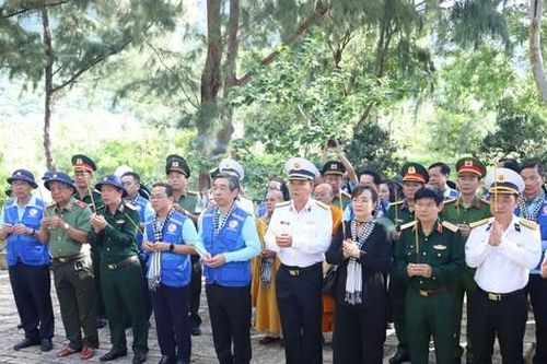 Chuỗi hoạt động ý nghĩa của đoàn đại biểu TPHCM tại Côn Đảo
