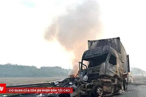 Xe đầu kéo container bốc cháy trên cao tốc Vân Đồn - Móng Cái